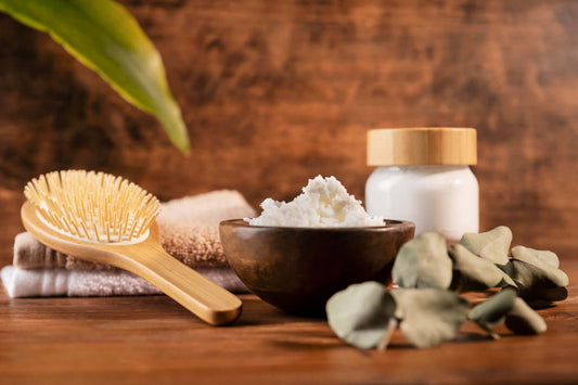 Meerdere onderdelen van een hoofdhuid scrub verspreidt over een bruine tafel