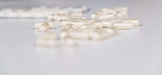 Collageen supplementen verspreidt over een witte tafel