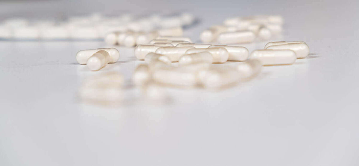 Collageen supplementen verspreidt over een witte tafel