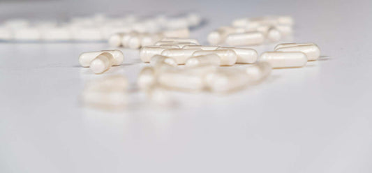 Collageen supplementen verspreidt over een witte tafel