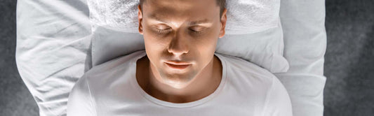 Een man die slaapt na het nemen van de correcte melatonine dosering