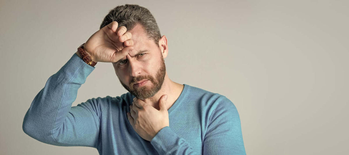 Een zieke man die kampt met vitamine d tekort symptomen