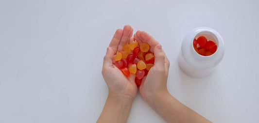 Een hand vol met multivitamine gummies