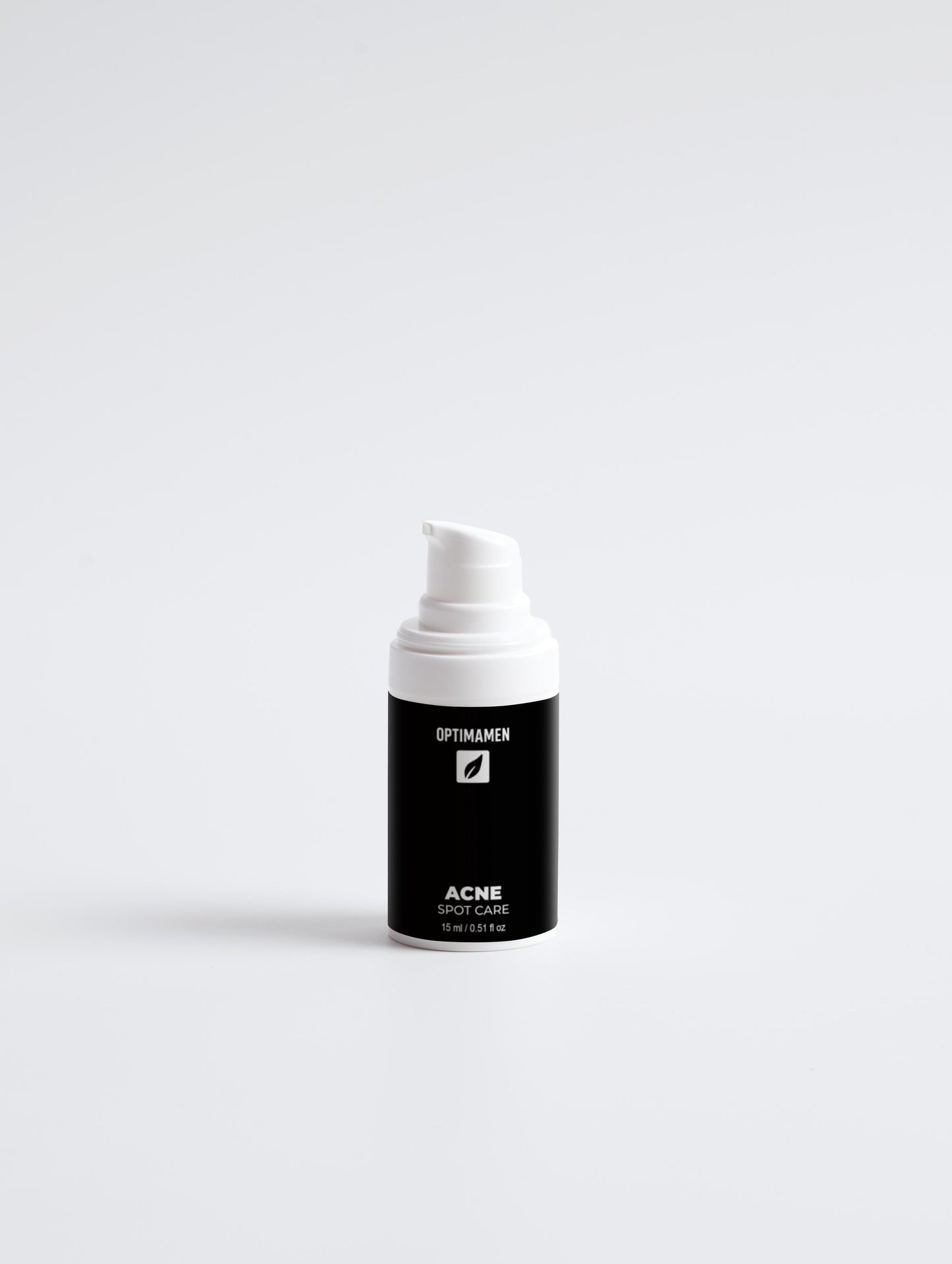 Acne spot treatment met zwart label op een witte achtergrond