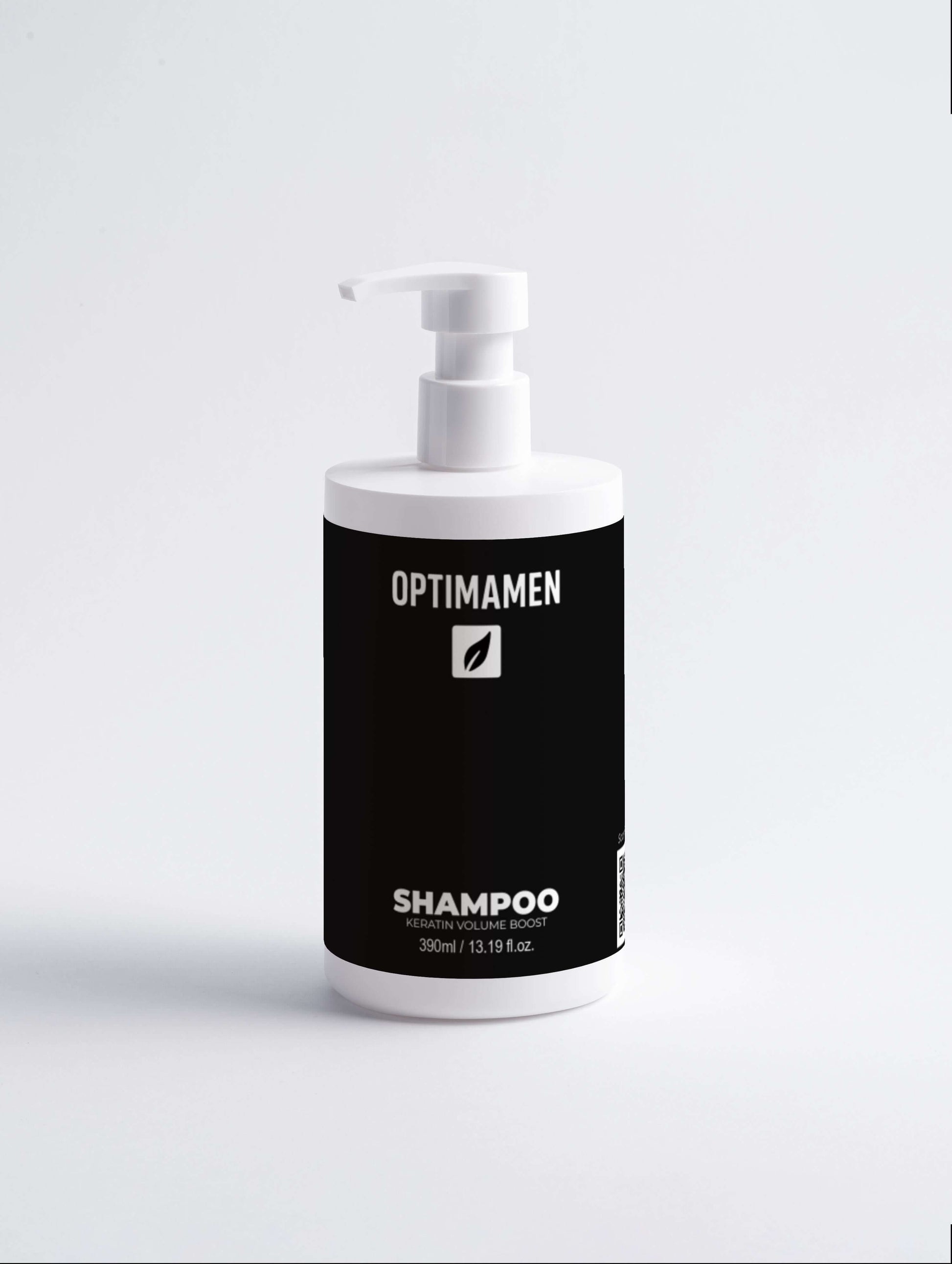 Keratine shampoo voor mannen met een zwart label op een witte achtergrond