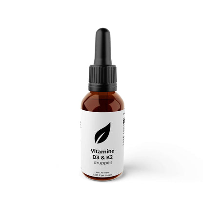 bruin glazen pipet met vitamine D3 en K2 druppels