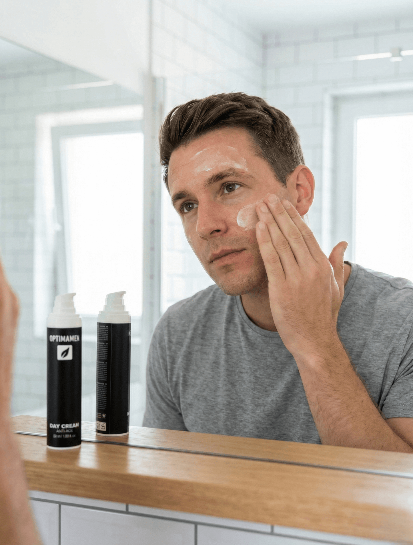 Ochtendroutine voor mannen: het aanbrengen van een hydraterende anti-rimpel crème.
