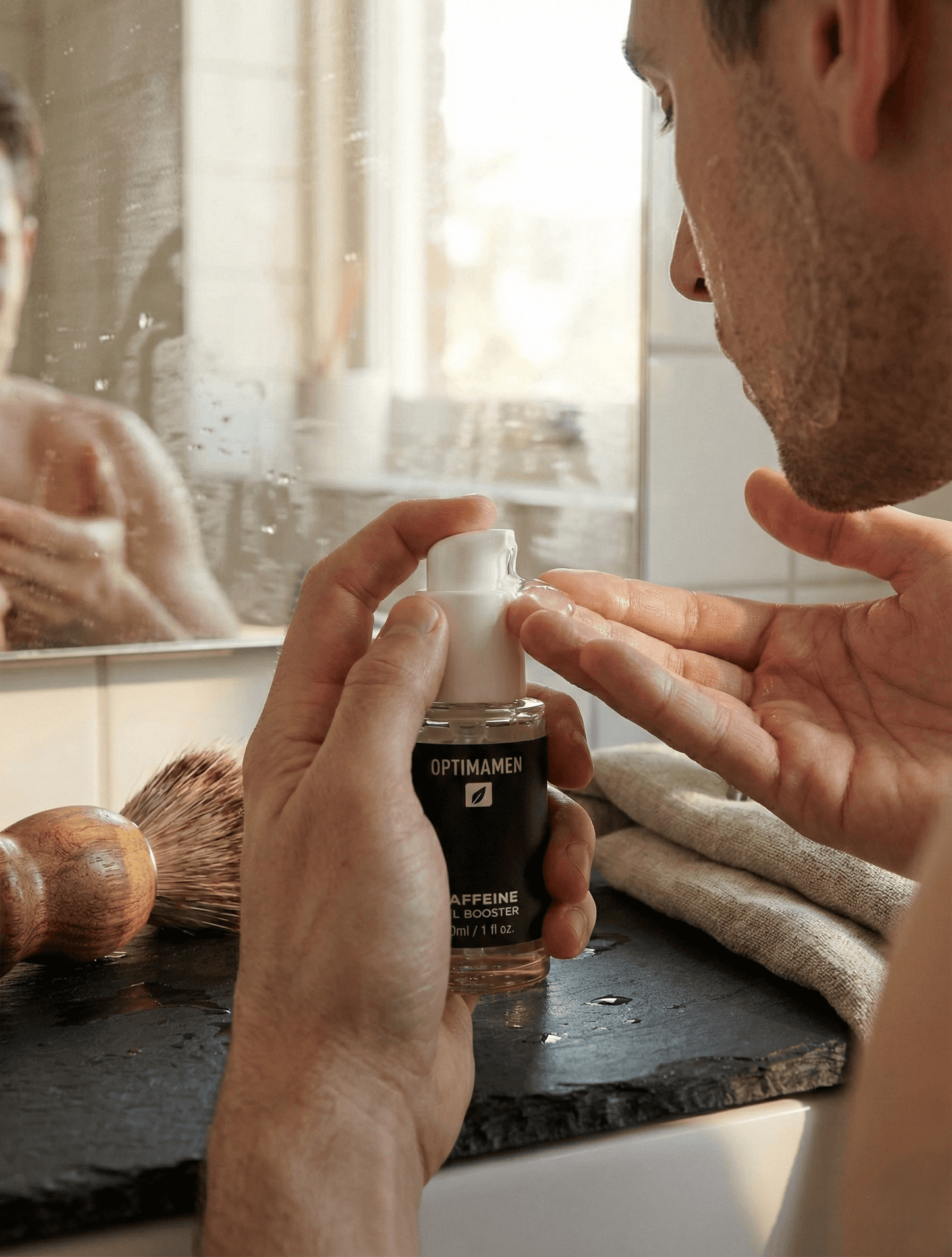 Oogverzorging voor mannen: het aanbrengen van cafeïne ooggel voor een wakkere blik en het hydrateren van de dunne huid rond de ogen.