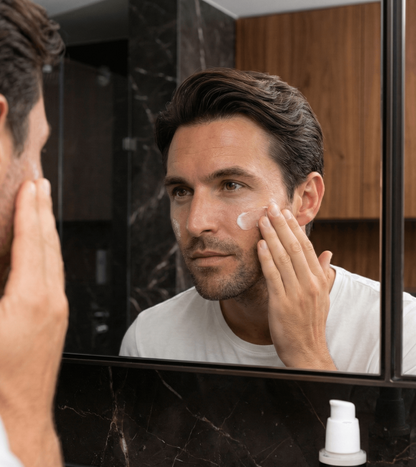 Gezichtsverzorging voor mannen: het aanbrengen van collageen serum voor een stevigere en gehydrateerde huid.