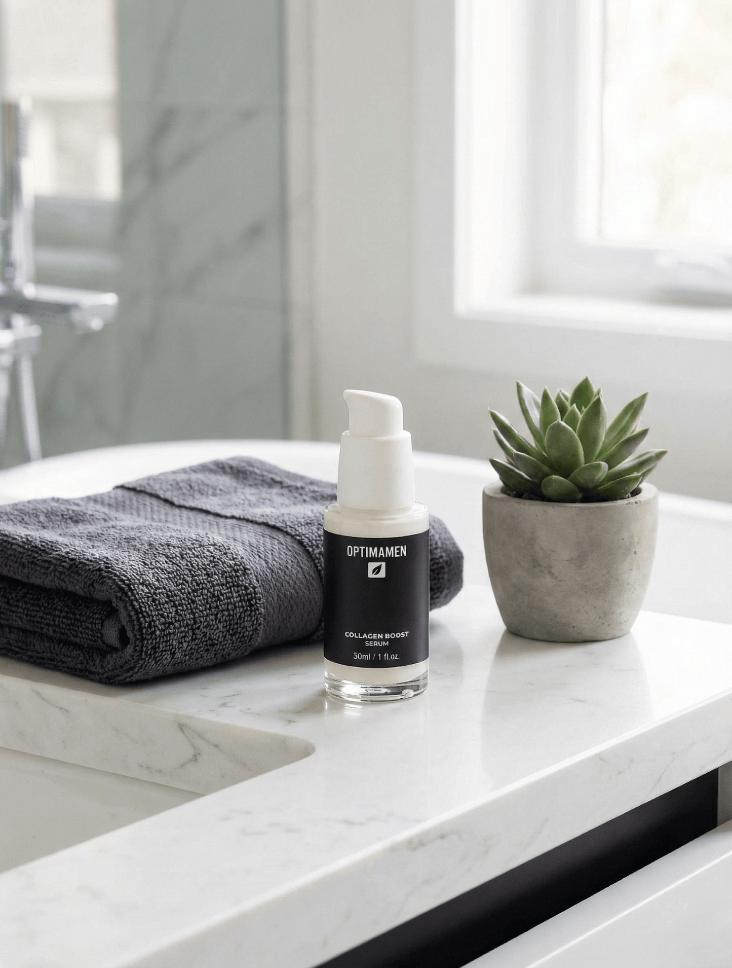 Collageen serum voor mannen van OPTIMAMEN - 30ml verpakking op een luxe badkamerplank voor dagelijkse huidverzorging.