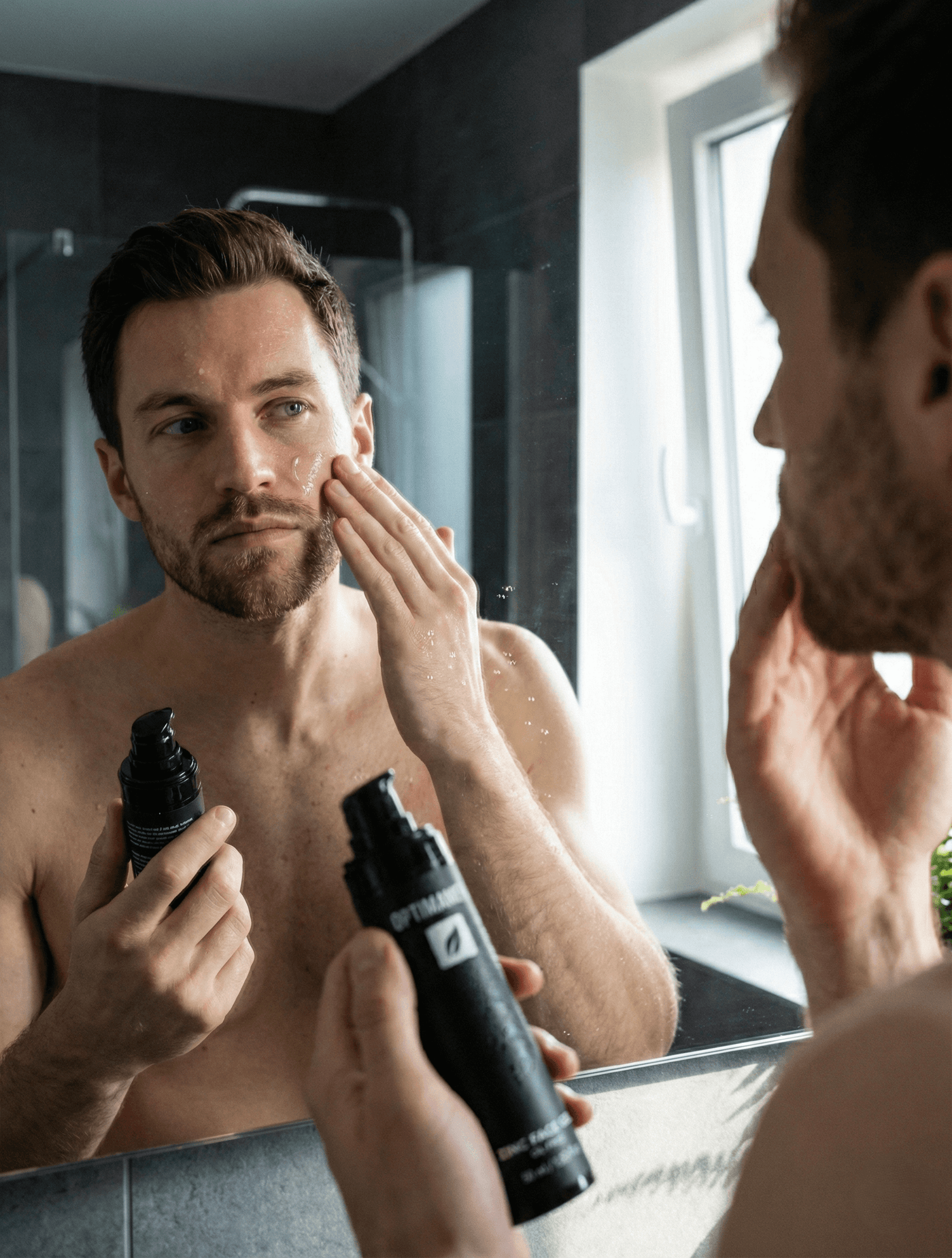 Gezichtsverzorging voor vette huid bij mannen: het aanbrengen van een verkoelende zinkgel voor een frisse, matte uitstraling.