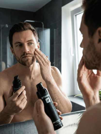 Gezichtsverzorging voor vette huid bij mannen: het aanbrengen van een verkoelende zinkgel voor een frisse, matte uitstraling.