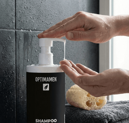 Volume shampoo voor mannen met keratine - 390ml flacon van OPTIMAMEN voor dikker en sterker haar, gefotografeerd in een luxe badkamersetting.