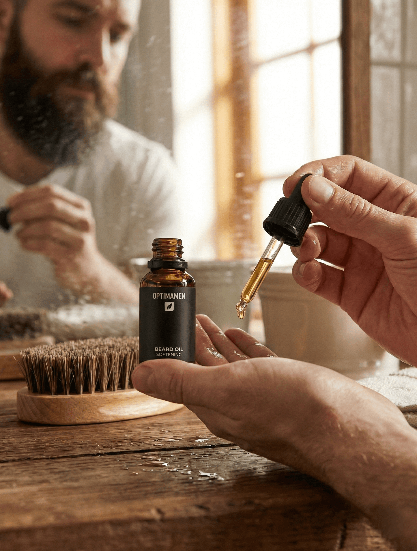 Baardverzorging voor mannen: het aanbrengen van voedende baardolie om baardjeuk te voorkomen en stugge haren te verzachten.