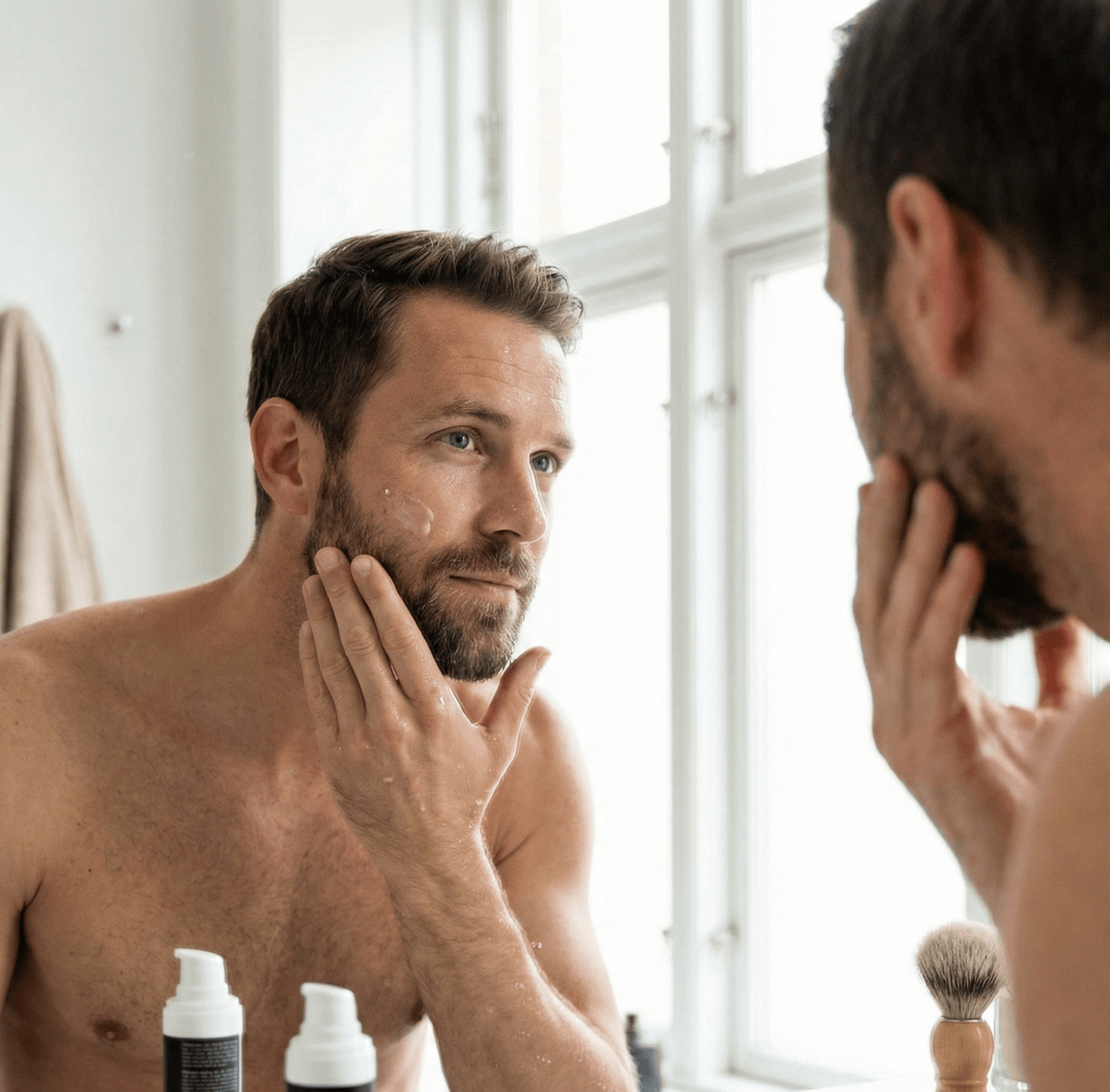 Gezichtsverzorging voor mannen: het aanbrengen van een verhelderend vitamine C serum voor een egale teint en minder pigmentvlekken.