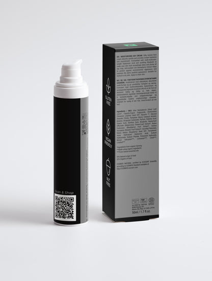 Dagcrème voor mannen in zwarte verpakking met productinformatie, op witte achtergrond