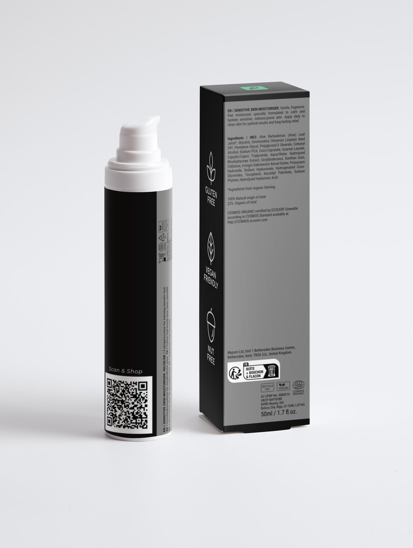 Gezichtscreme mannen gevoelige huid in een zwarte verpakking met productinformatie op een witte achtergrond