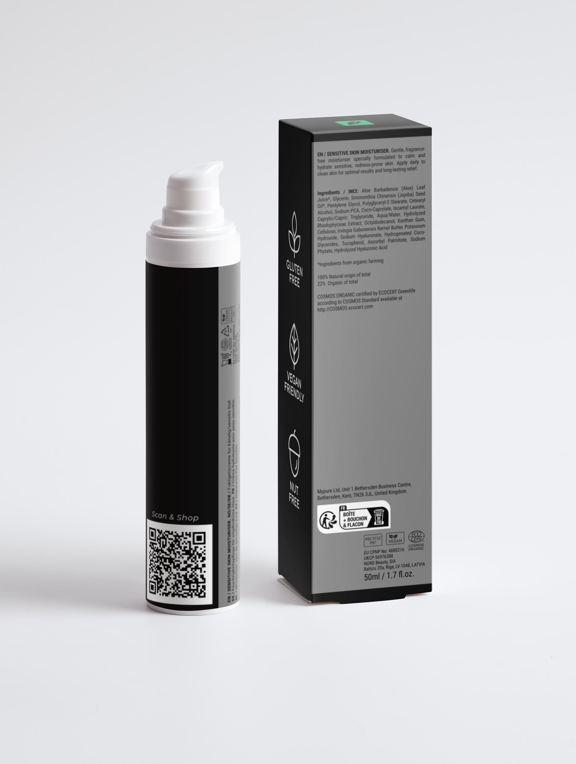 Gezichtscreme mannen gevoelige huid in een zwarte verpakking met productinformatie op een witte achtergrond