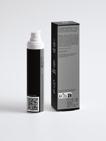 Gezichtscreme mannen gevoelige huid in een zwarte verpakking met productinformatie op een witte achtergrond