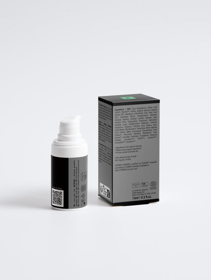 Acne spot treatment in zwarte verpakking met productinformatie op een witte achtergrond